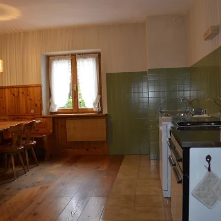 Apartment With Three Bedrooms And Garden In