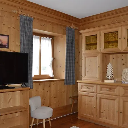 With Three Bedrooms And Garden In Apartment Chiave