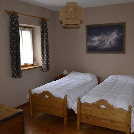 With Three Bedrooms And Garden In *